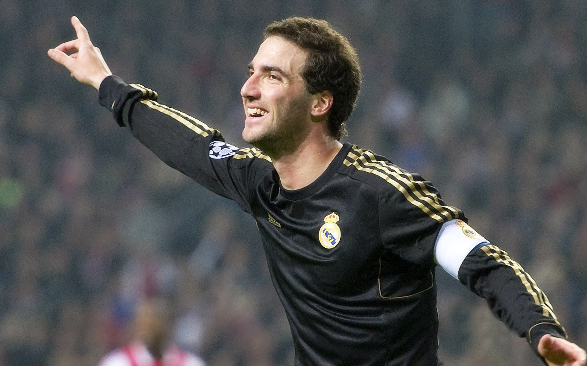 中超联赛中国足球战平 球员表现稳定，中超评球