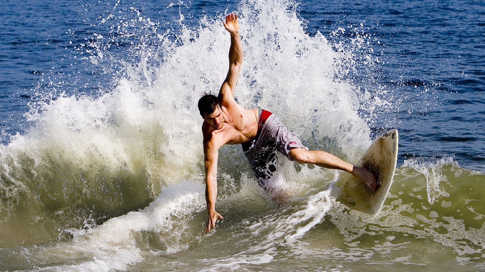 区域压迫与人盯人防守混合布置，区域防守和盯人防守